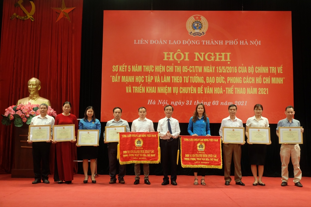 Khen thưởng các tập thể, cá nhân học tập và làm theo tấm gương đạo đức Hồ Chí Minh