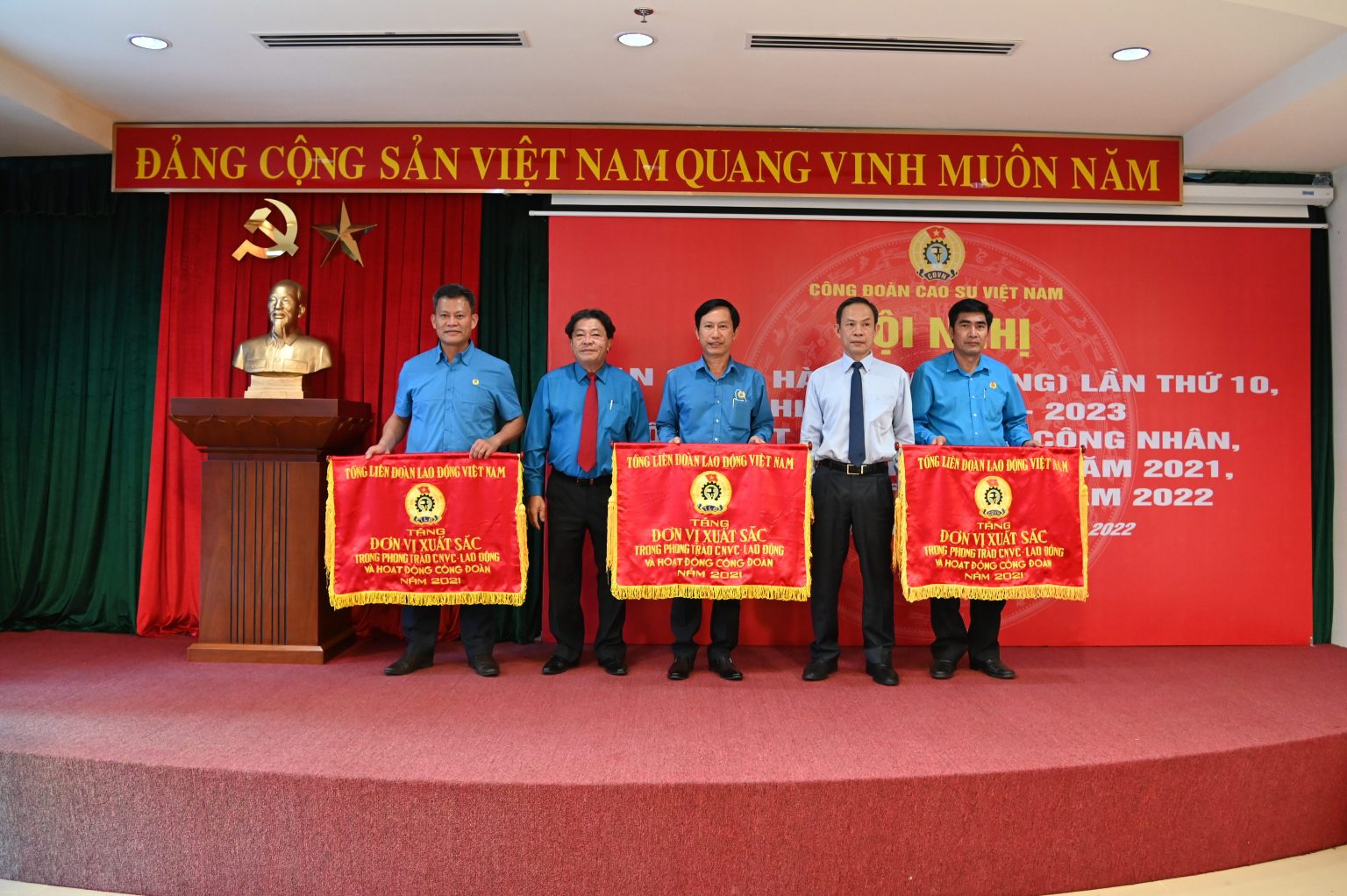 Ông Trần Ngọc Thuận – Chủ tịch HĐQT VRG và ông Phan Mạnh Hùng – Chủ tịch CĐ CSVN trao Cờ thi đua xuất sắc toàn diện của Tổng LĐLĐ VN cho các đơn vị