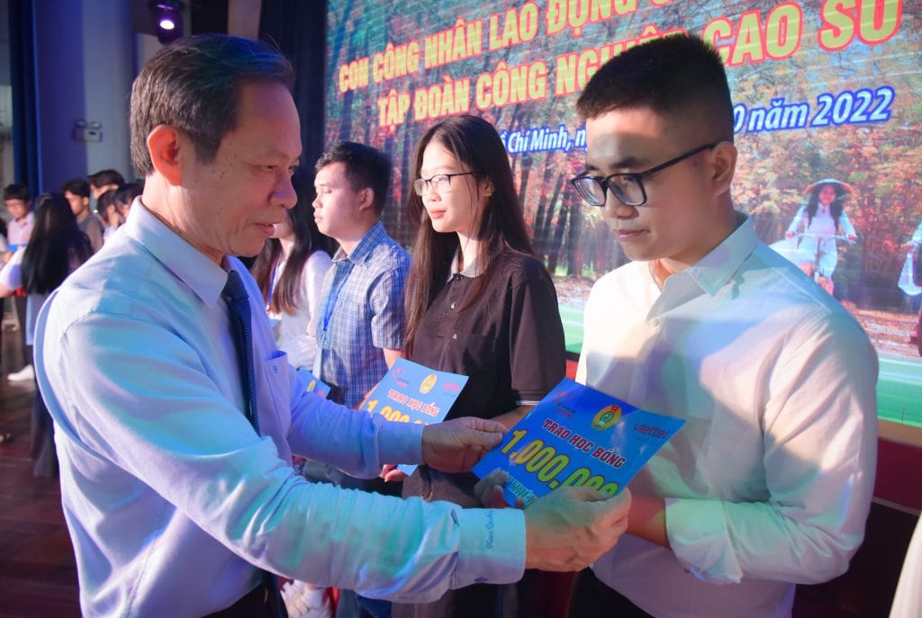 Ông Trần Ngọc Thuận – TV HĐQT, Chủ tịch Hội khuyến học 28/10 trao học bổng cho các em HSSV