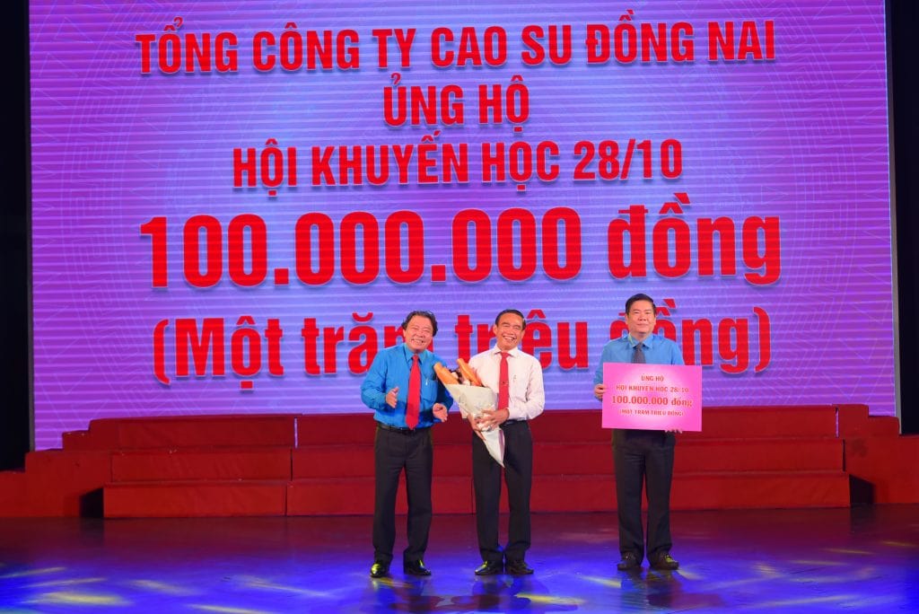 Công ty TNHH MTV TCT Cao su Đồng Nai ủng hộ 100 triệu đồng