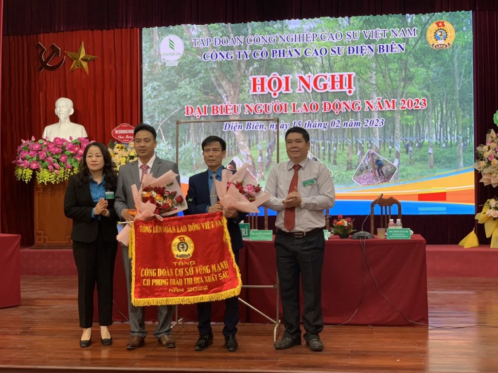 Công đoàn công ty nhận Cờ thi đua của Tổng Liên đoàn Lao động Việt Nam