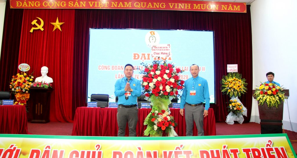 Ông Nguyễn Xuân Phú – Bí thư Đảng ủy, Tổng Giám đốc Công ty CPCS Lai Châu II tặng hoa chúc mừng Đại hội.