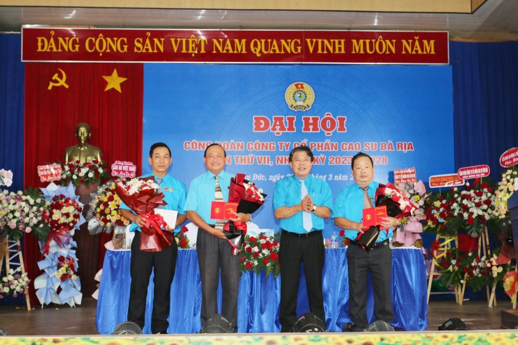 Lãnh đạo Công đoàn CSVN trao Huy hiệu Phú Riềng đỏ cho các cá nhân công ty