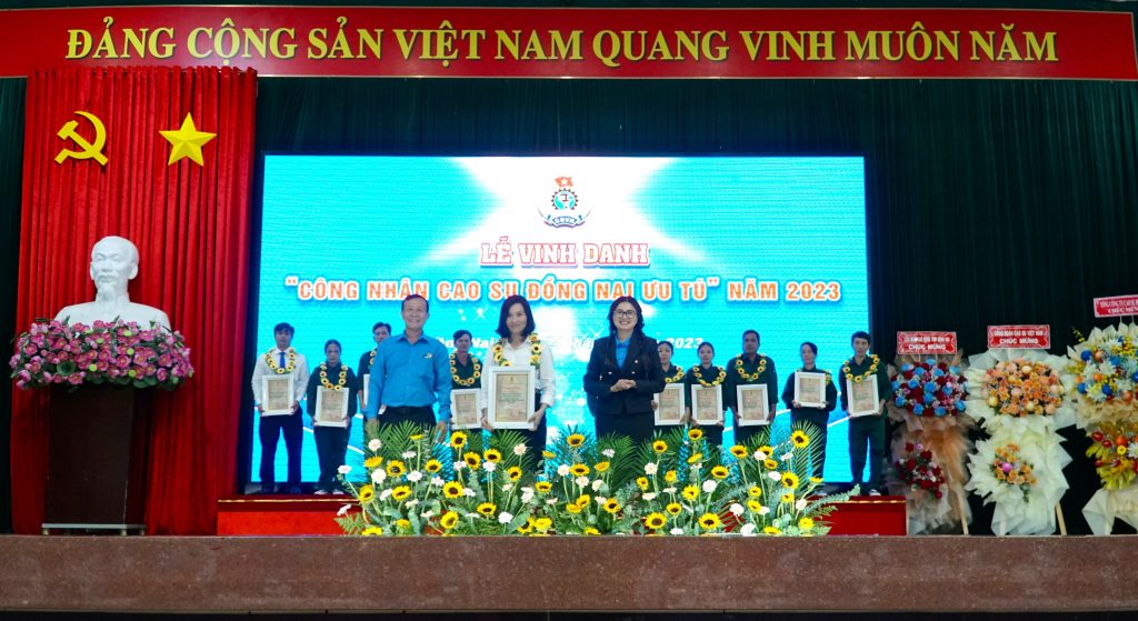 Bà Nguyễn Thị Thanh Thúy trao danh hiệu công nhân cao su Đồng Nai ưu tú