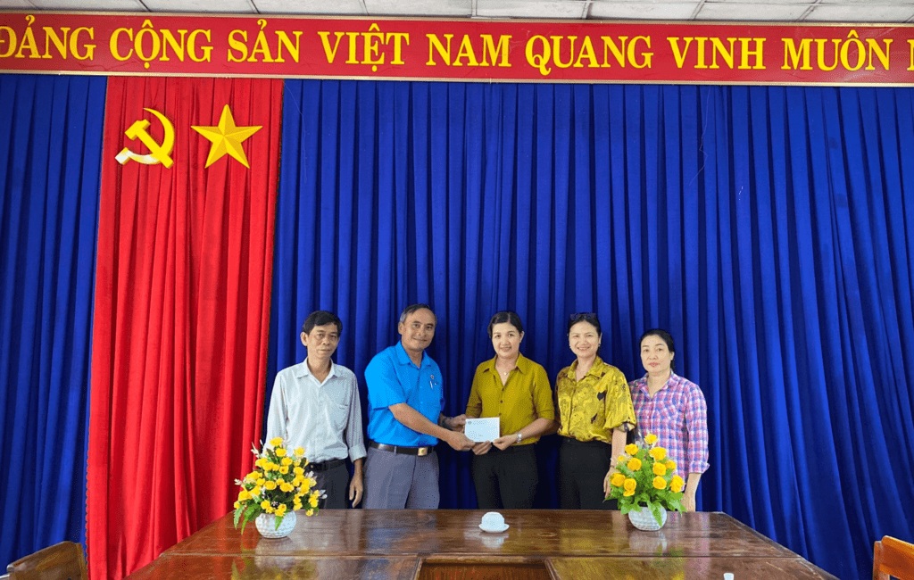 Ông Lê Văn Thuỷ (áo xanh), Chủ tịch Công đoàn Công ty tặng quà cho người lao động