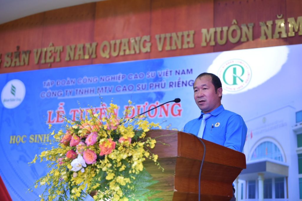 Ông Nguyễn Ngọc Mùi – Phó Chủ tịch Công đoàn Cao su Việt Nam phát biểu tại lễ tuyên dương