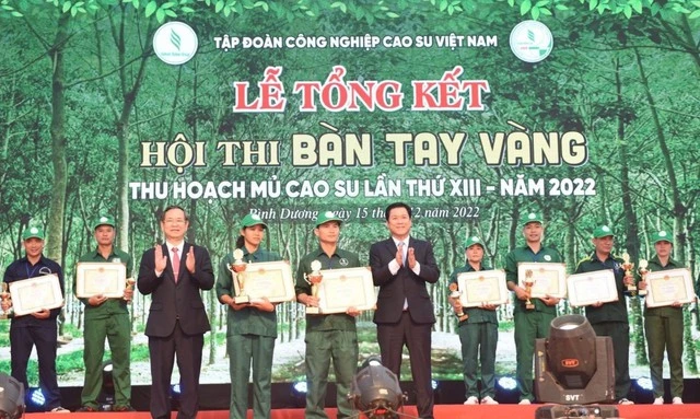 Anh Trần Hữu Thắng (thứ 5 từ trái sang) giành giải nhất Hội thi Bàn tay vàng cấp tập đoàn
