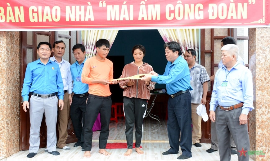 Lãnh đạo Công đoàn cao su Việt Nam và Công ty cao su Chư Sê trao nhà “Mái ấm công đoàn” tặng công nhân người dân tộc thiểu số. 