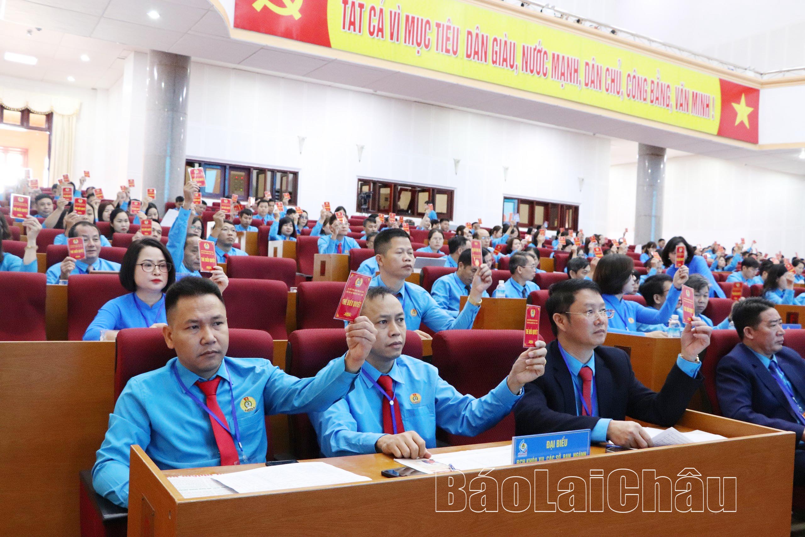 Đại biểu biểu quyết thông qua các nội dung tại Đại hội (ảnh: Báo Lai Châu)