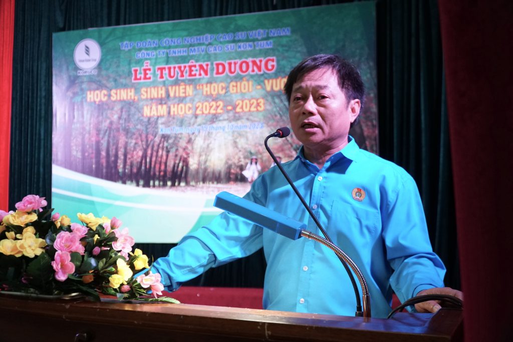 Ông Ngô Văn Mân – Chủ tịch Công đoàn, Phó TGĐ Cao su Kon Tum phát biểu khai mạc Lễ Tuyên dương học sinh sinh viên học giỏi, vượt khó năm 2023