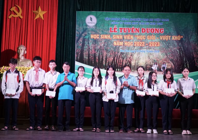 Ông Nguyễn Hữu Lợi – Chủ tịch HĐTV Cao su Kon Tum và ông Bùi Gia Đạo Phó TGĐ Cao su Kon Tum trao tuyên dương cho các em