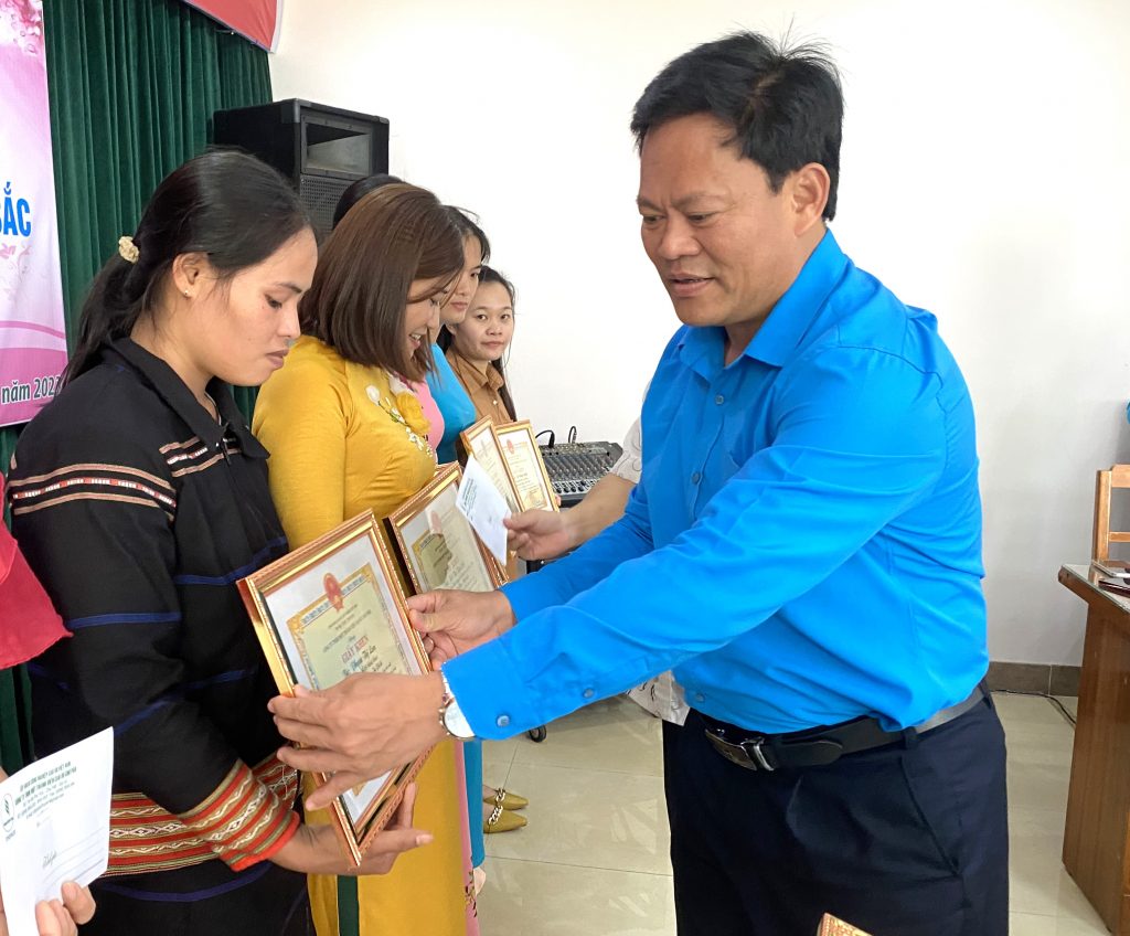 Ông Nguyễn Thanh Hải – Chủ tịch Công đoàn công ty tặng giấy khen cho các nữ CB.CNV lao động xuất sắc