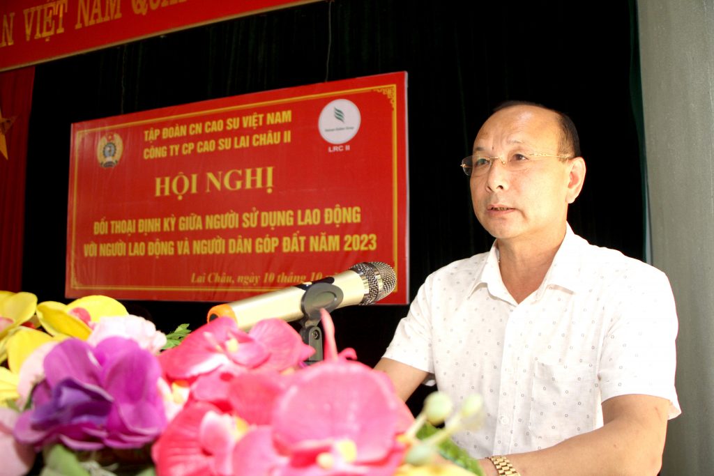 Ông Nguyễn Xuân Phú – Tổng Giám đốc Công ty CPCS Lai Châu II ghi nhận ý kiến thẳng thắn của người dân góp đất, công nhân gửi đến Công ty