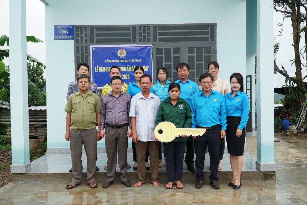 Vợ chồng công nhân Y Ka nhận chìa khoá nhà “Mái ấm Công đoàn” từ Công đoàn Cao su Việt Nam và Cao su Kontum