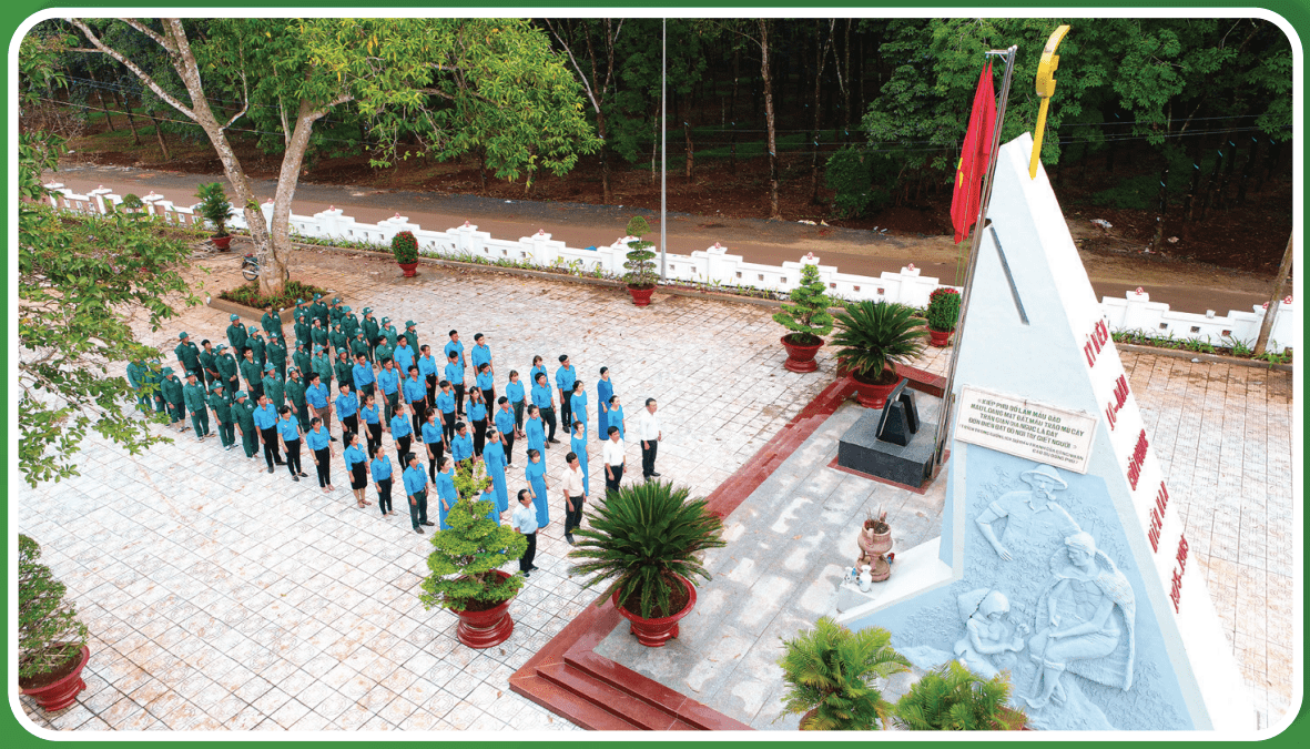 Cán bộ Công đoàn, đoàn viên thanh niên và công nhân lao động ngành cao su viếng tượng đài Phú Riềng Đỏ
