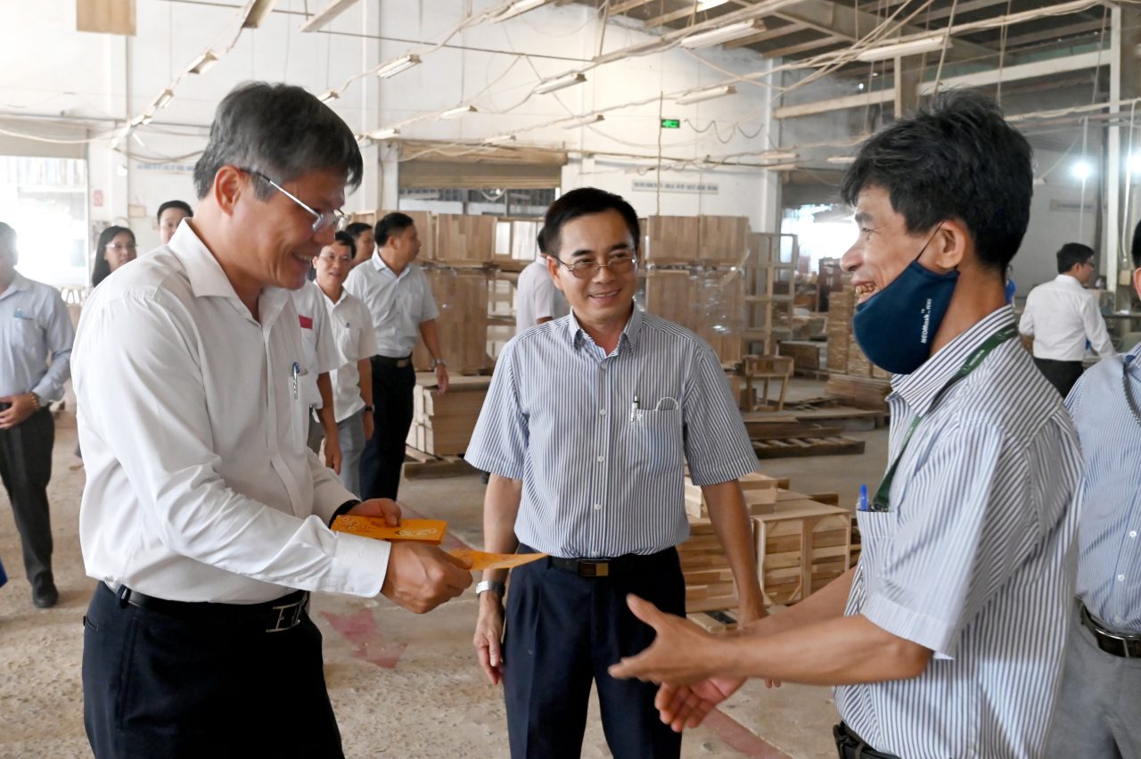 Ông Trần Công Kha – Bí thư Đảng ủy, Chủ tịch HĐQT VRG thăm hỏi tặng quà động viên công nhân Công ty CP Gỗ Đông Hòa
