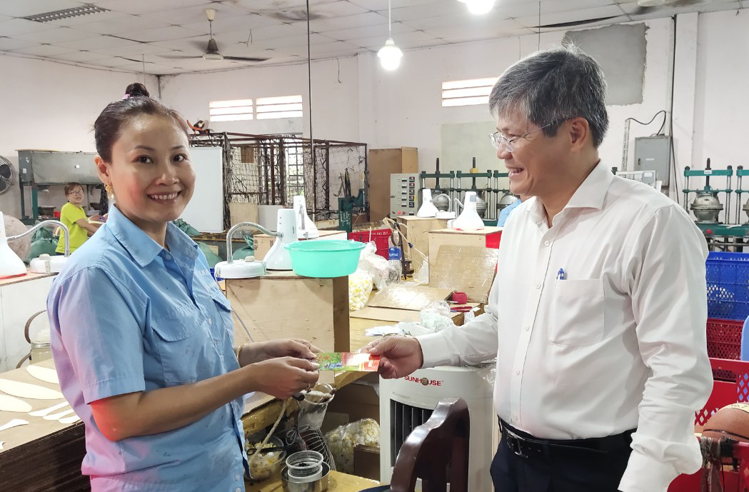 Ông Trần Công Kha – Bí thư Đảng ủy, Chủ tịch HĐQT VRG thăm hỏi tặng quà động viên công nhân Công ty CP Thể thao Ngôi sao Geru