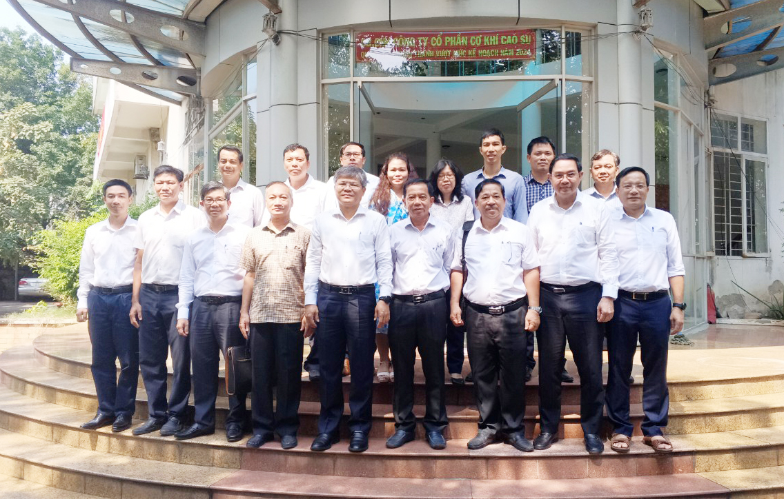 Đoàn công tác VRG chụp ảnh lưu niệm với CB.CNV LĐ Công ty CP Cơ Khí Cao su. Ảnh: CTV