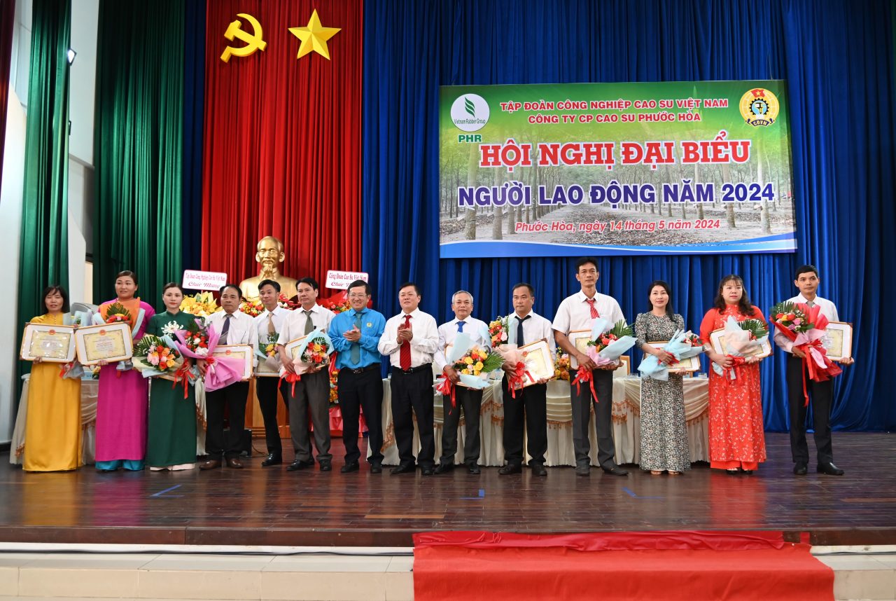 Lãnh đạo VRG, Cao su Phước Hòa trao thưởng cho các tập thể, cá nhân đạt thành tích cao tại Hội nghị người lao động năm 2024